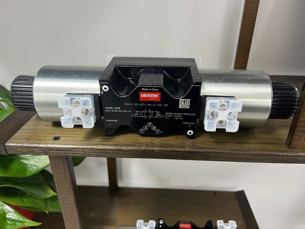 Hydraulic Pump Dg4V-3-6c-M-H-H7-60-En210 Solenoid Valve for 6045319-001 Model Code